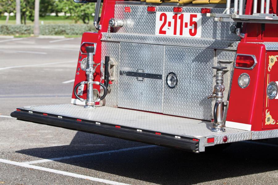 Детали экстерьера American LaFrance Century Fire Engine 1985 года  (фото 7 из 24)